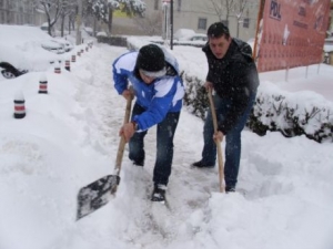 Fa-ti curaj si deszapezeste trotuarul din fata casei sau aleea de la bloc. Altfel, risti o amenda.