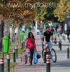 Cat e trotuarul ala de lat, ea merge FIX pe pista de biciclete