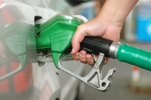 Basescule, de asta de ce nu vorbesti? Boc a scumpit benzina cu 50%!