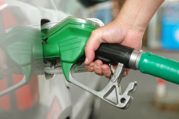 Basescule, de asta de ce nu vorbesti? Boc a scumpit benzina cu 50%!