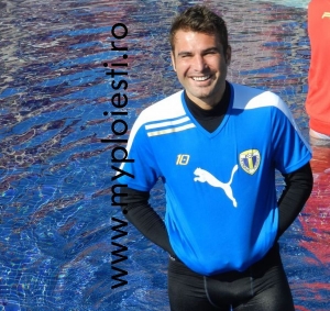 Adrian Mutu, in sort mulat si ud, in piscina - FOTO PENTRU FANE