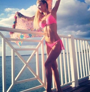 Andreea Balan face in ciuda romanilor care fac frigul. E in tarile calde - FOTO