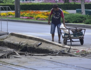 Cum se fura linia de tramvai, in miezul zilei - GALERIE FOTO - VIDEO