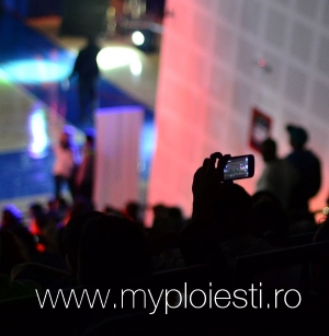 De ce filmati concertele? Va place sa vedeti muzica filmata prost, pe un ecran mic?
