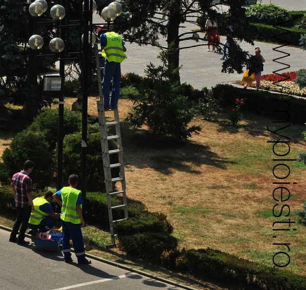 La Ploiesti, ca in bancuri: patru oameni schimba un bec